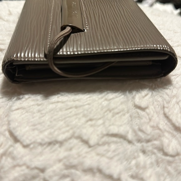 Louis Vuitton - Picture 3 of 8